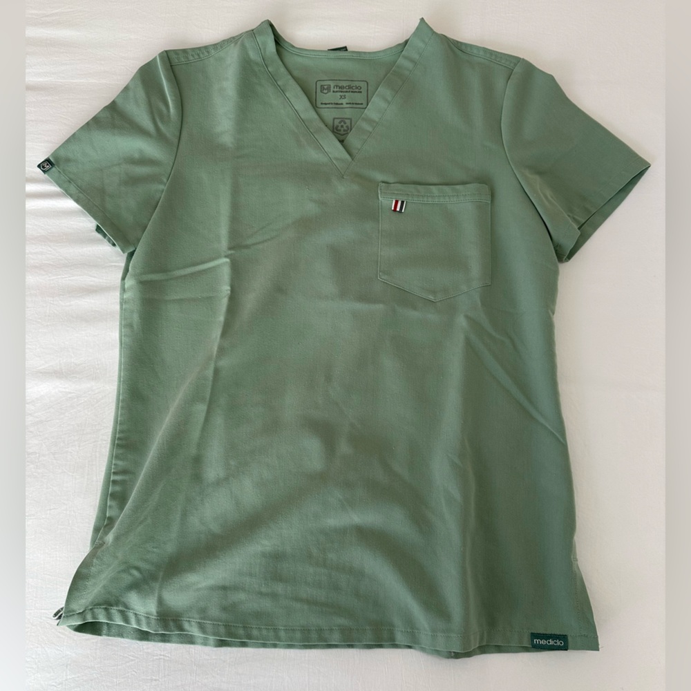 Mediclo women’s Scrub top & bottom
